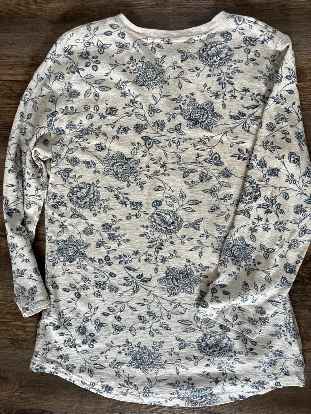 Chaps Cream and Blue Floral Henley 3/4”Long Sleeve Top Sz women’s L - Picture 4 of 6